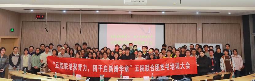 礼堂里有许多人 AI 生成的内容可能不正确。